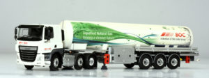 DAF CF 440 met drieassige tankoplegger van Tekno