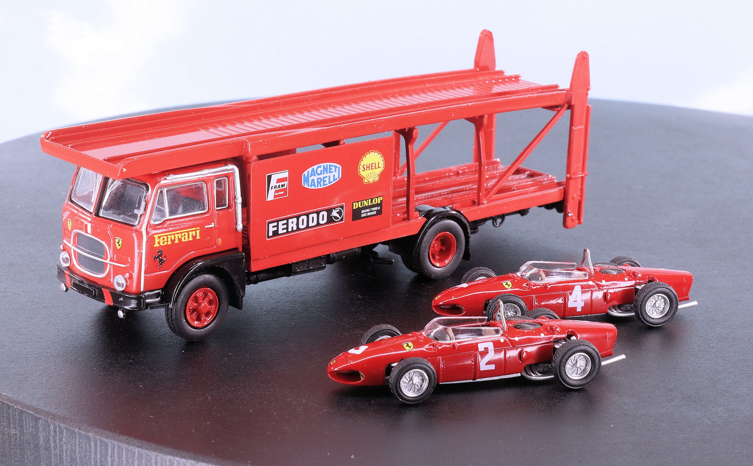 Fiat 642 Racetransporter ‘Ferrari’ met twee Ferrari’s Dino 156, Starline (voor Brekina)