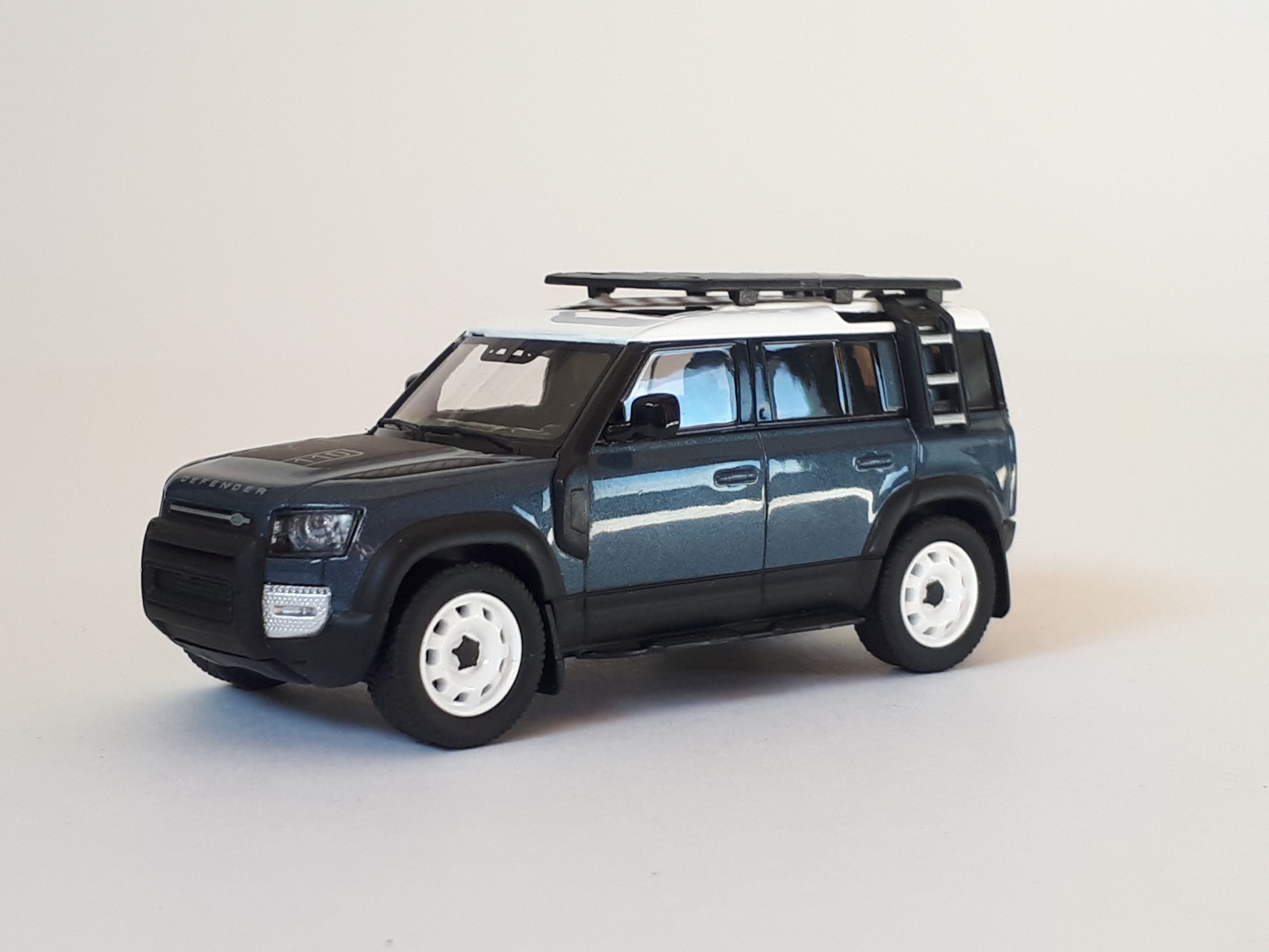 Land Rover Defender, ARBox, 1:64
