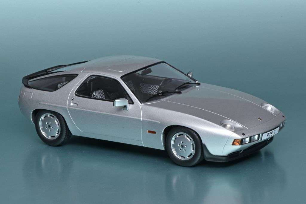 18MCG Porsche 928S 1980 1 compressed