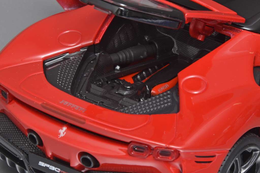 118 BBurago Ferrari SF90 Stradale 2020 motor