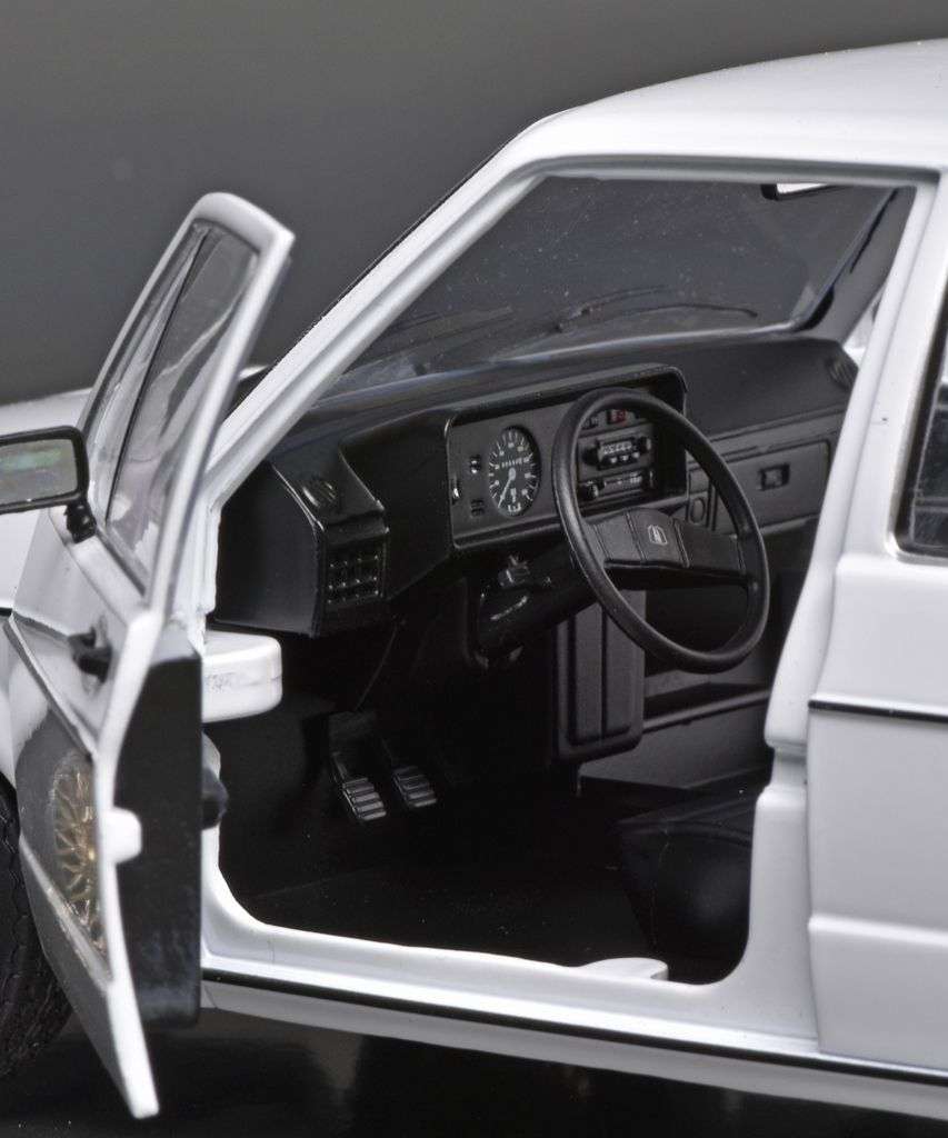 118 Solido Volkswagen Golf 1 L Custom interieur 118 Solido Volkswagen Golf 1 L Custom interieur