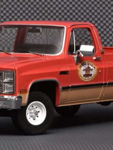 118 Greenlight GMC K 2500 Sierra Grande Wideside 1982 The Busted Knuckle Garage