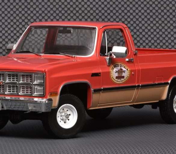 118 Greenlight GMC K 2500 Sierra Grande Wideside 1982 The Busted Knuckle Garage