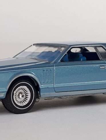 164 Auto World Lincoln Continental Mark V 1