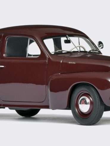 118 Cult Volvo PV444 1952 maroon