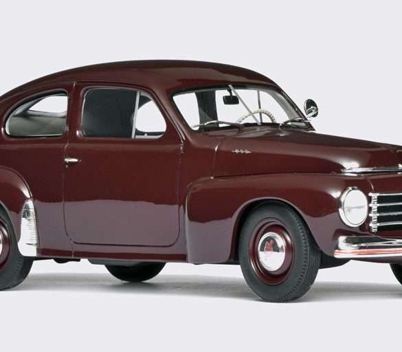 118 Cult Volvo PV444 1952 maroon