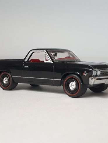 164 Johnny Lightning Chevrolet El Camino 1