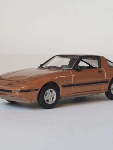 164 Johnny Lightning Mazda RX 7 1