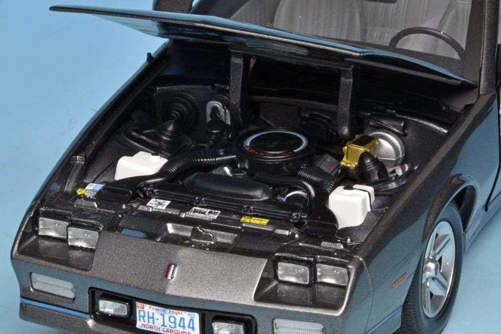 18SunStar Chevrolet Camaro IROC Z 1985 4