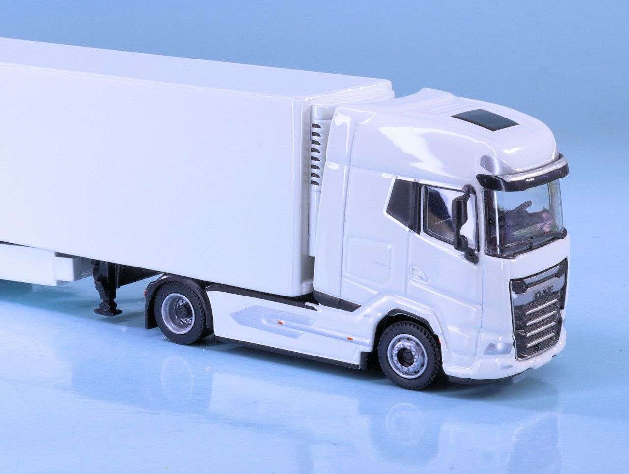 187 Tekno DAF XG rechts