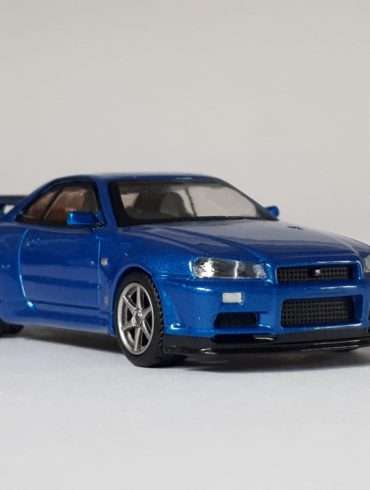 164 Mini GT Nissan Skyline GT R 1