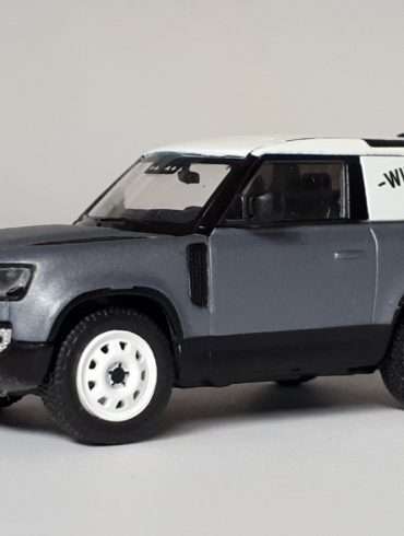 164 Tarmac Works Land Rover Defender 90 Commercial 1