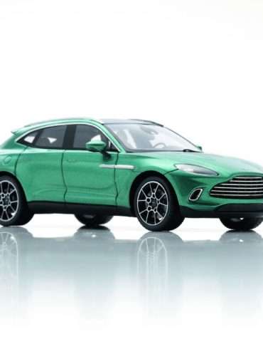 43Schuco AstonMartinDBX green 450925900 6