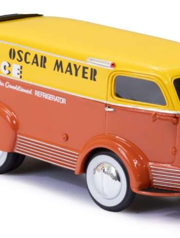 43Esval 1938 International D 300 Oscar Meyer van open 3