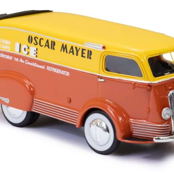 43Esval 1938 International D 300 Oscar Meyer van open 3