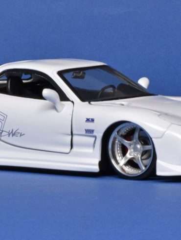 124 Jada Mazda RX 7 1993 FF
