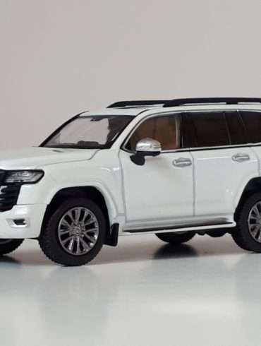 164 Hobby Japan Toyota Land Cruiser 1