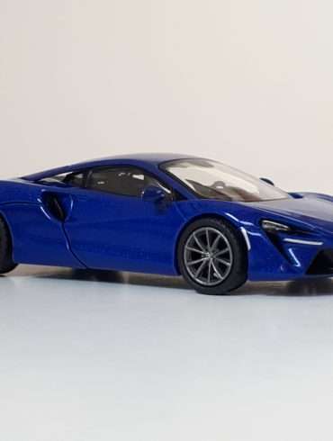 164 Mini GT McLaren Artura 1