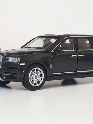 1;64 DCM Rolls Royce Cullinan 1
