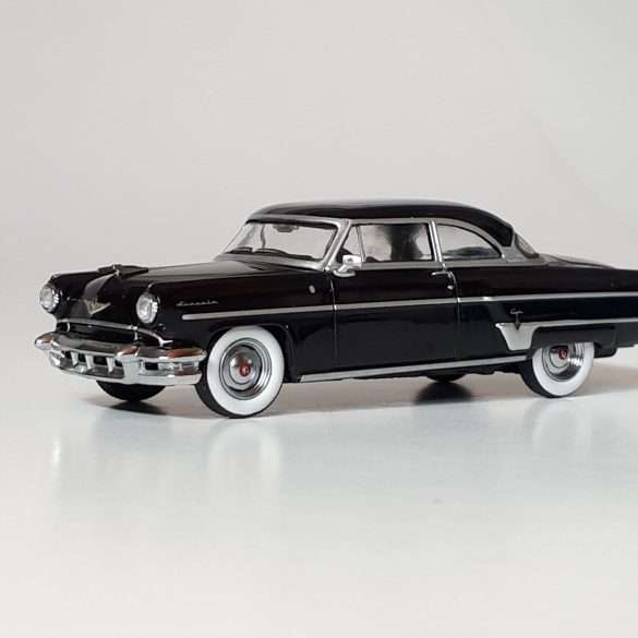 1;64 Mini GT Lincoln Capri 1