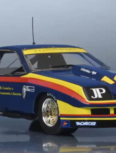 118 ACME Chevrolet Monza Dekon Al Holbert IMSA (1976) laag