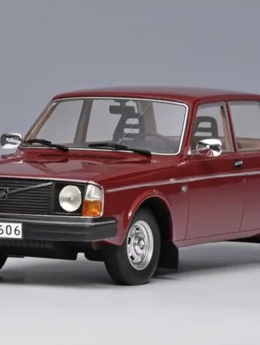 118 Cult Volvo 244 DL donkerrood