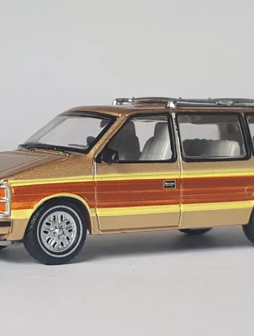 1;64 Auto World Dodge Caravan 1