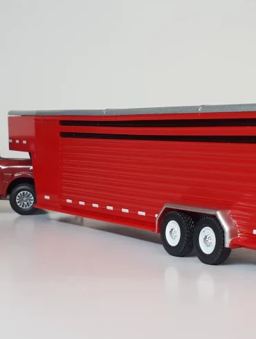 1;64 GreenLight Gooseneck Livestock Trailer 4