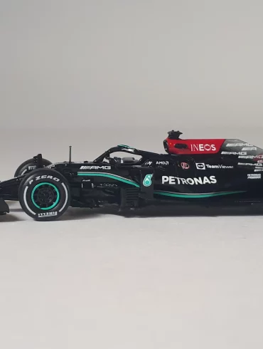 1;64 Tarmac Works Mercedes AMG F1 W12 E Performance 3