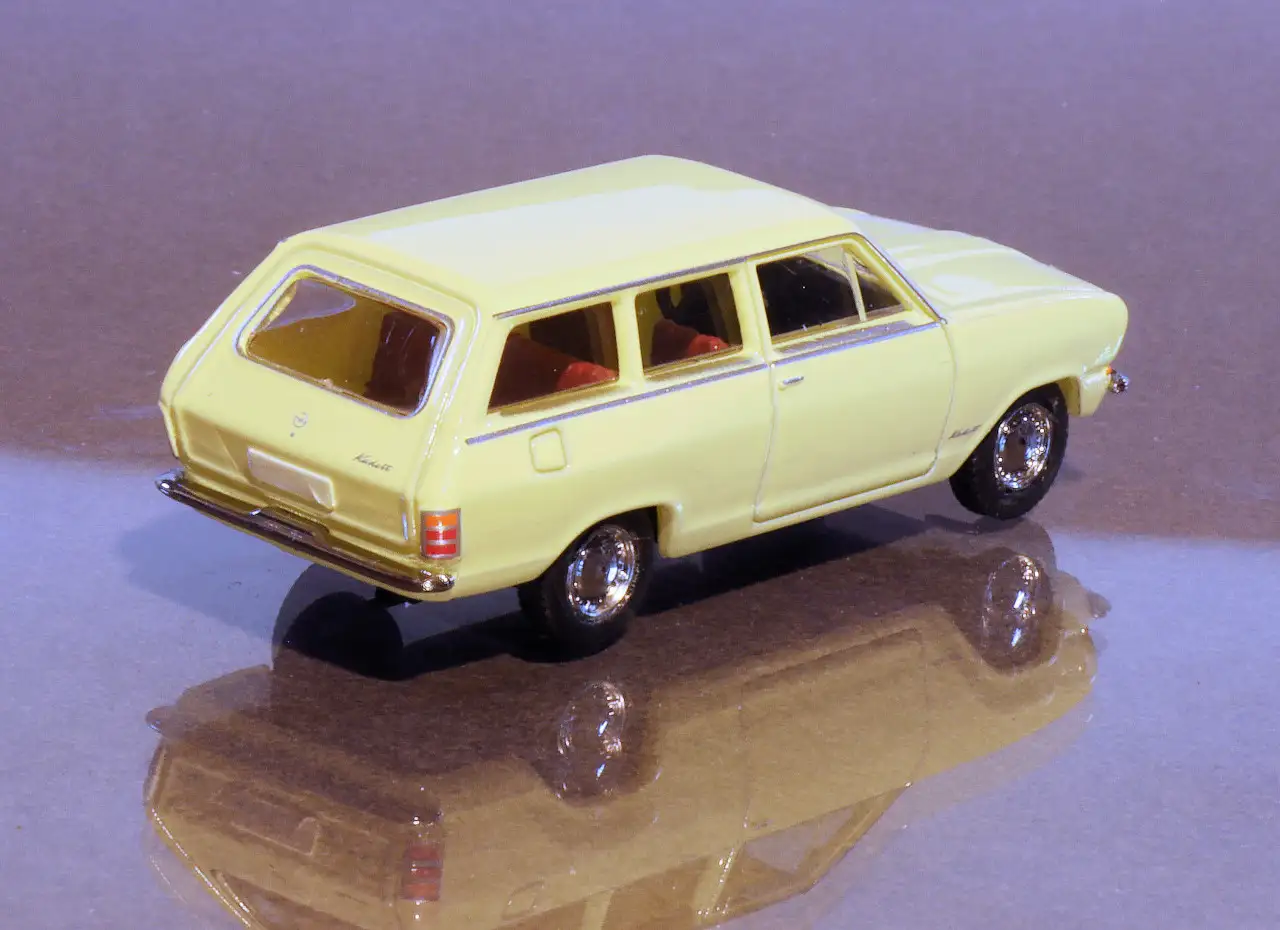 187 Brekina Opel Kadett B CaraVan achter