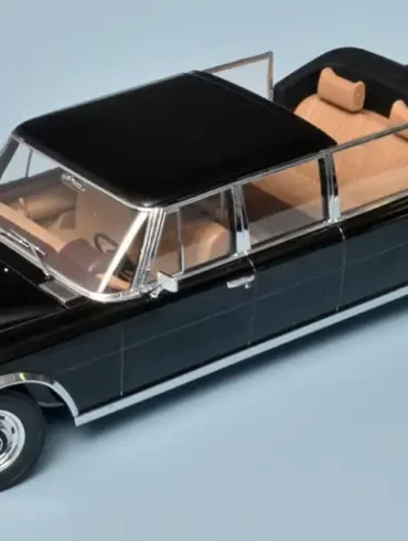 118 KK Scale Mercedes Benz 600 Landaulet (1965) Elizabeth II + Kissinger
