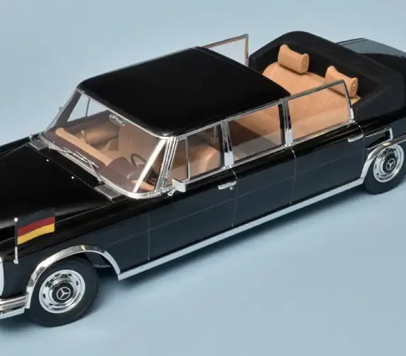 118 KK Scale Mercedes Benz 600 Landaulet (1965) Elizabeth II + Kissinger