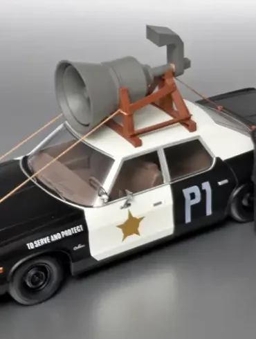 18KK Scale Dodge Monaco + speaker Blues Brothers +figuurtjes 2