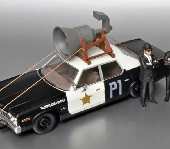 18KK Scale Dodge Monaco + speaker Blues Brothers +figuurtjes 2