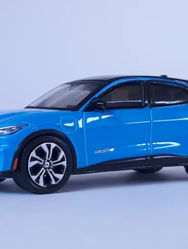 1;64 GreenLight Ford Mustang Mach E 1