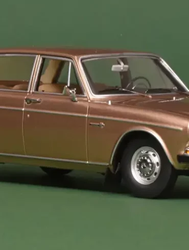 118 Triple9 Volvo 164 (1970) goud