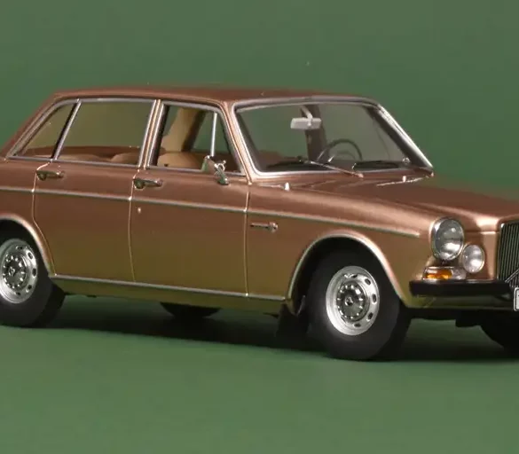 118 Triple9 Volvo 164 (1970) goud