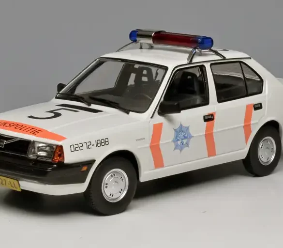 118 Triple9 Volvo 340 sedan politie (1987)