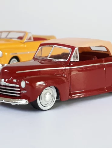 1;64 GreenLight Ford Super de Luxe & Mercury Eight Convertible 7