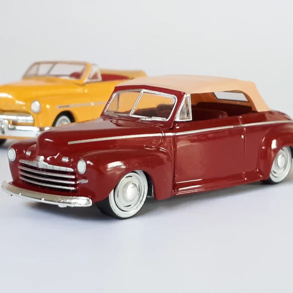 1;64 GreenLight Ford Super de Luxe & Mercury Eight Convertible 7