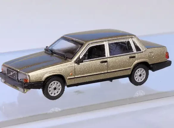 INT.Minichamps 87.Volvo 740 GL(1)