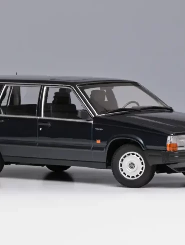 118 Minichamps Volvo 740 GL Estate (1986)