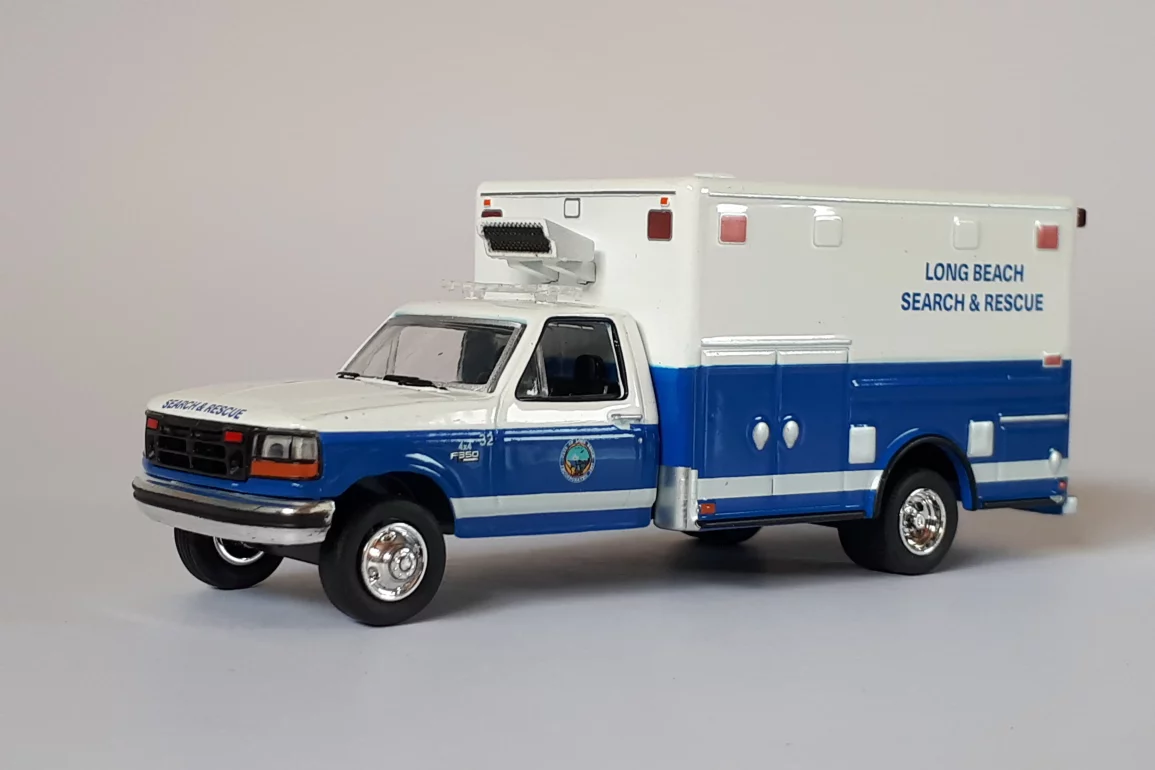 1;64 GreenLight Ford F 350 Ambulance 1