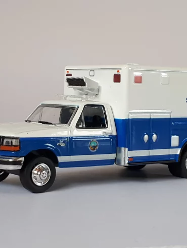 1;64 GreenLight Ford F 350 Ambulance 1