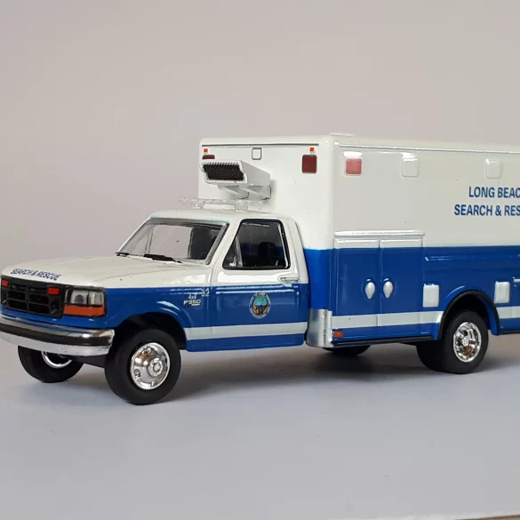 1;64 GreenLight Ford F 350 Ambulance 1