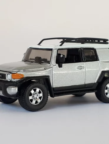 1;64 Johnny Lightning Toyota FJ Cruiser 1