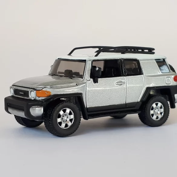 1;64 Johnny Lightning Toyota FJ Cruiser 1