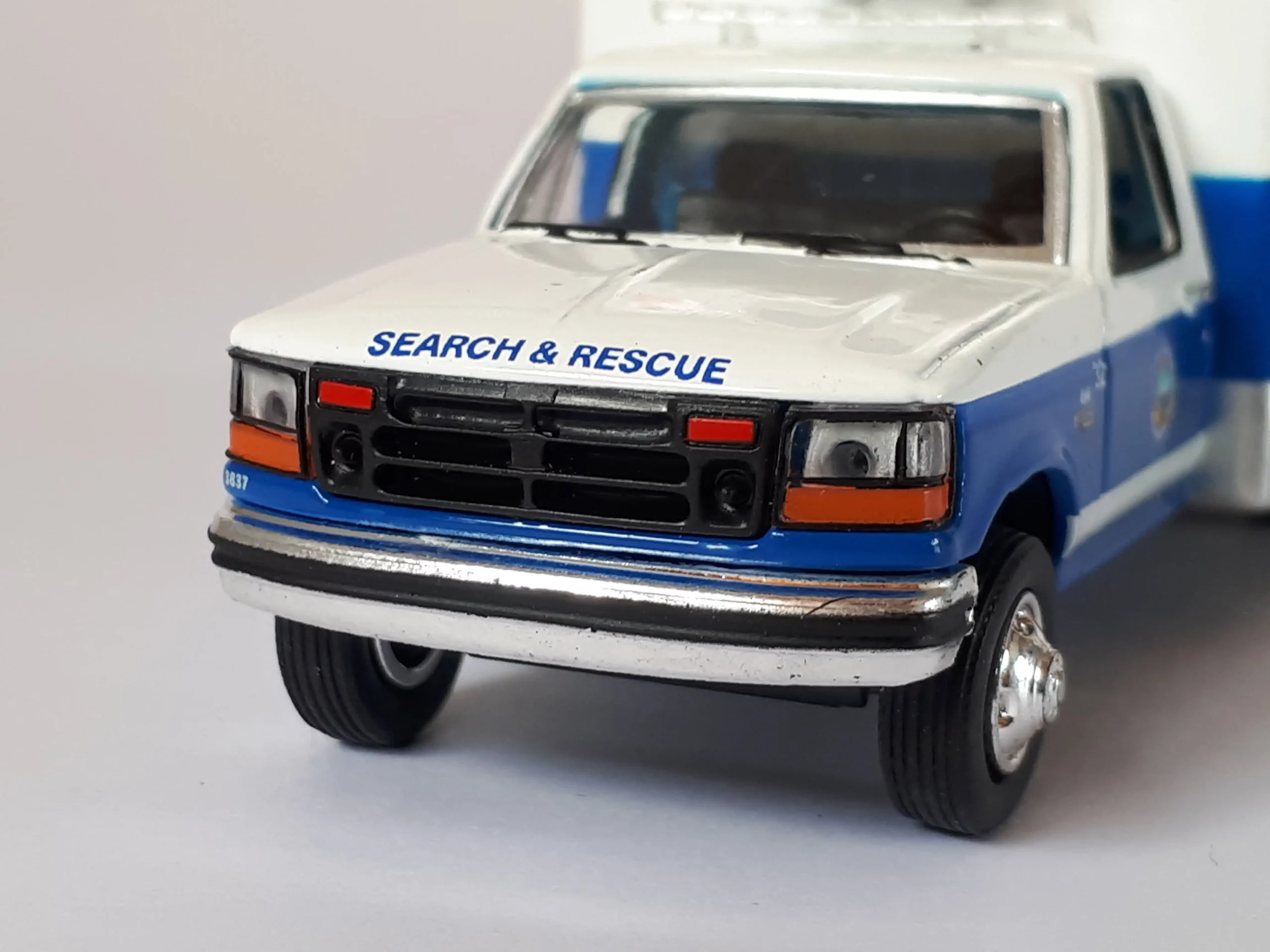 1;64 GreenLight Ford F 350 Ambulance 3