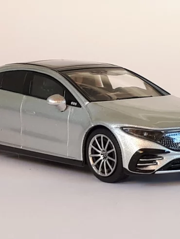 1;64 Mini GT Mercedes Benz EQS 1